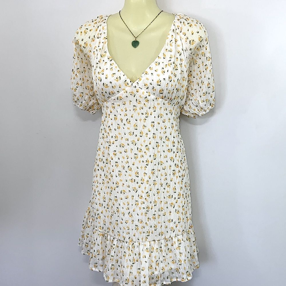 Lulu’s Dress White and Yellow Ditsy Flower Smocked Crepe NWOT Tags Sz Med - Picture 5 of 9